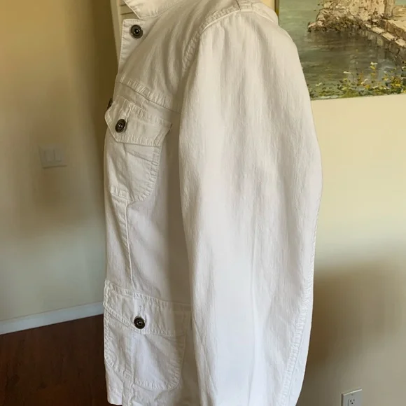 Women's White denim  Button-Up Jacket like new condition. It’s a generous small - Picture 6 of 8
